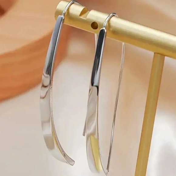 Silver tone modern drop hook earrings - NWTs - Picture 1 of 1